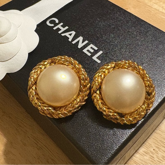 AUTHENTIC CHANEL Vintage Gold Plated Braided Pearl Clip On Earrings ✨ - Picture 3 of 7